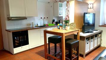 Fridge, oven, stovetop, coffee/tea maker