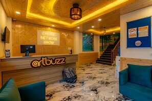 Reception - The Social Stays Manali (Manali)