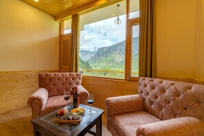 Superior Double Room | Free WiFi, bed sheets - The Social Stays Manali (Manali)