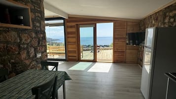 Leila | Private kitchen | Full-size fridge, stovetop, dishwasher, coffee/tea maker