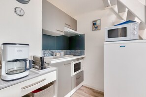 ثلاجة، ميكروويف، فرن، غسالة أطباق