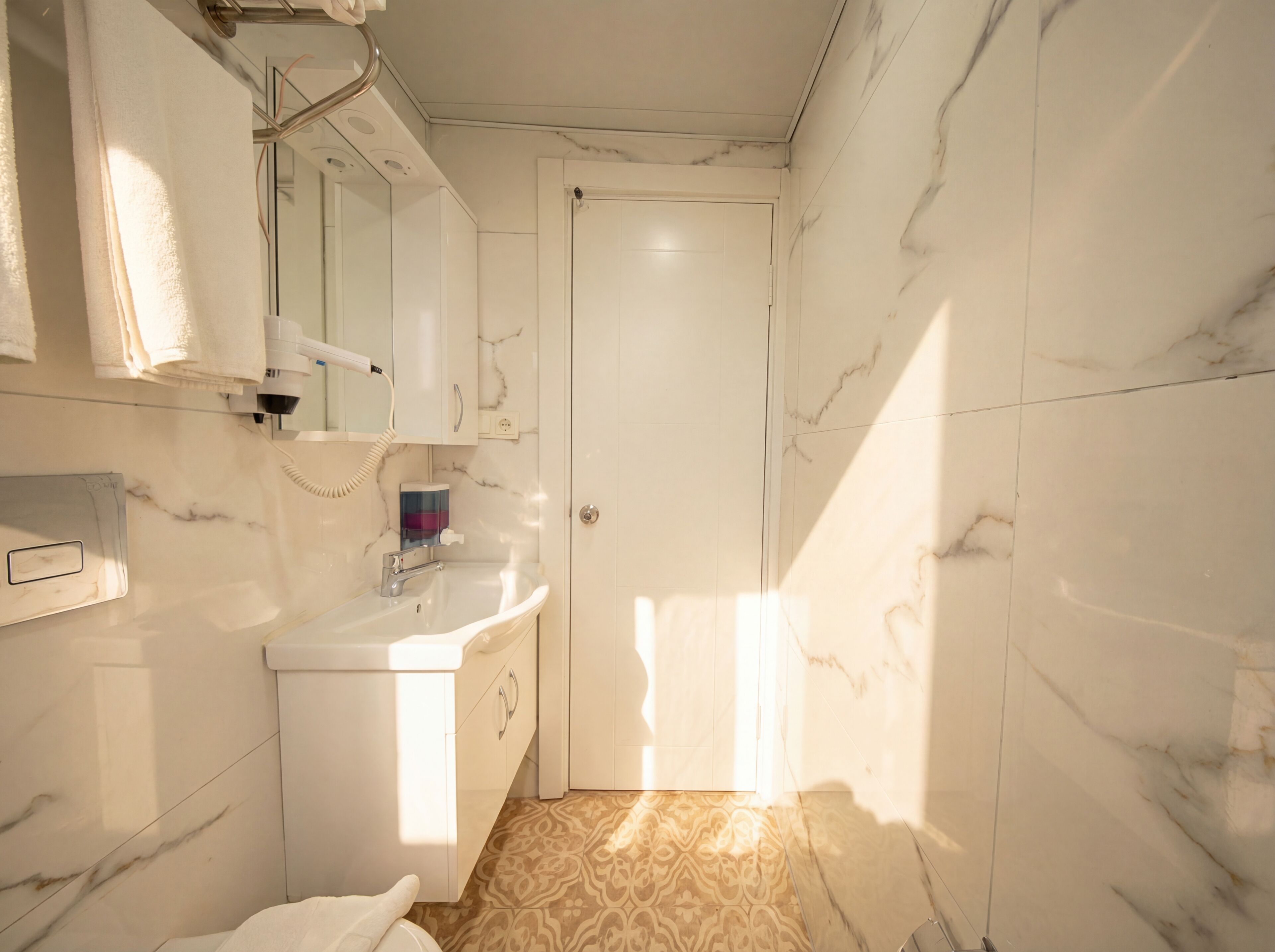 Ein Badezimmer mit Waschbecken, Spiegel und Handtuchhalter.