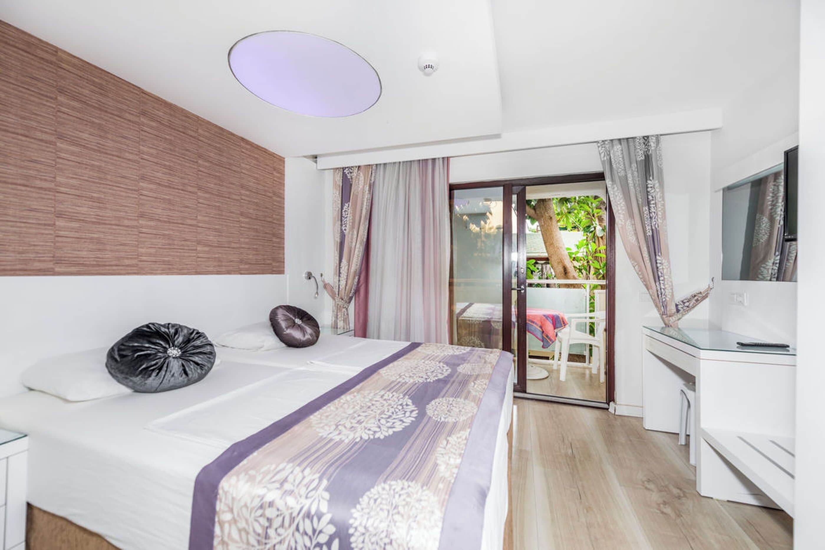 Habitación estándar, planta baja | Minibar, wifi gratis, ropa de cama y accesible en silla de ruedas