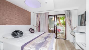 Habitación estándar, planta baja | Minibar, wifi gratis, ropa de cama y accesible en silla de ruedas