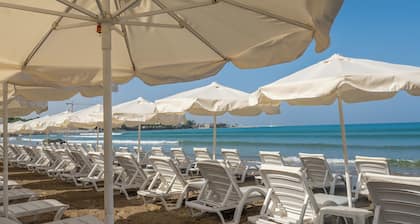 Tropic Beach Club Side