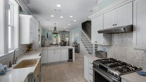 冷蔵庫、電子レンジ、オーブン、コンロ