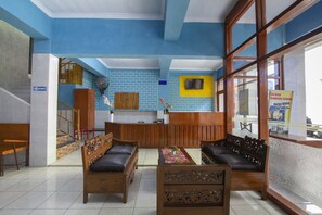 Reception - OYO Life 3720 Homestay Gayatri Janti (Malang)