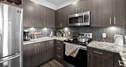 Apt 335 · Luxury 2Bd Queen Unit | Free Parking |Hwy121| TPC
