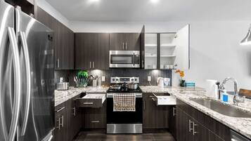 雪櫃、微波爐、焗爐、爐具