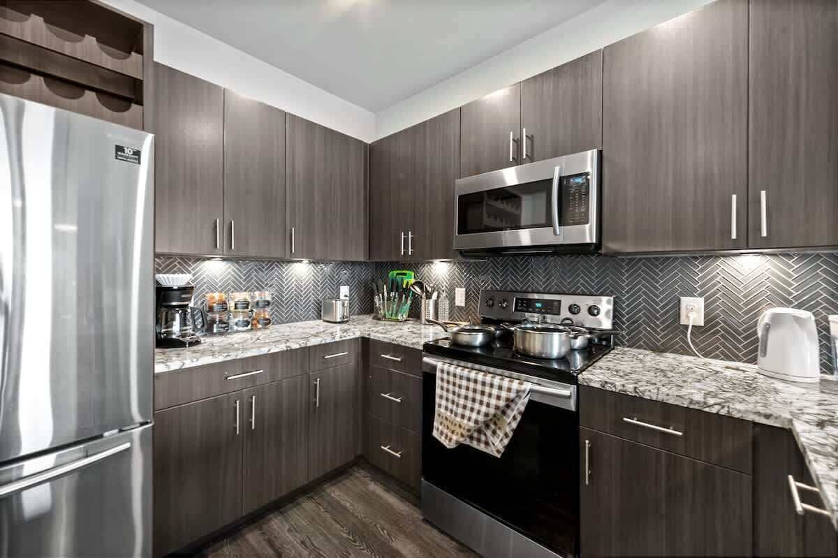 Geladeira, micro-ondas, fogão, cooktop