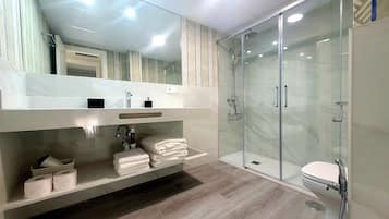 Appartement Supérieur (Twin) | Salle de bain | SÚche-cheveux, serviettes fournies