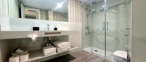 Appartement supérieur (Twin) | Salle de bain | Séchoir à cheveux, serviettes fournies
