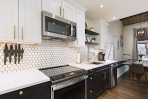 Fridge, microwave, oven, stovetop - Verdant Honeycomb | AC, Pool, Hot Tub, Golf & Ski (Durango)