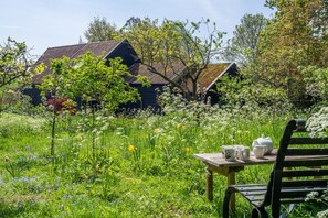 Outdoor dining - Colourful and cosy rural hideaway - Aspen Loft (Sudbury)