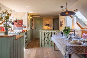 Dining - Colourful and cosy rural hideaway - Aspen Loft (Sudbury)
