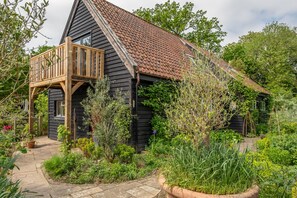 Exterior - Colourful and cosy rural hideaway - Aspen Loft (Sudbury)