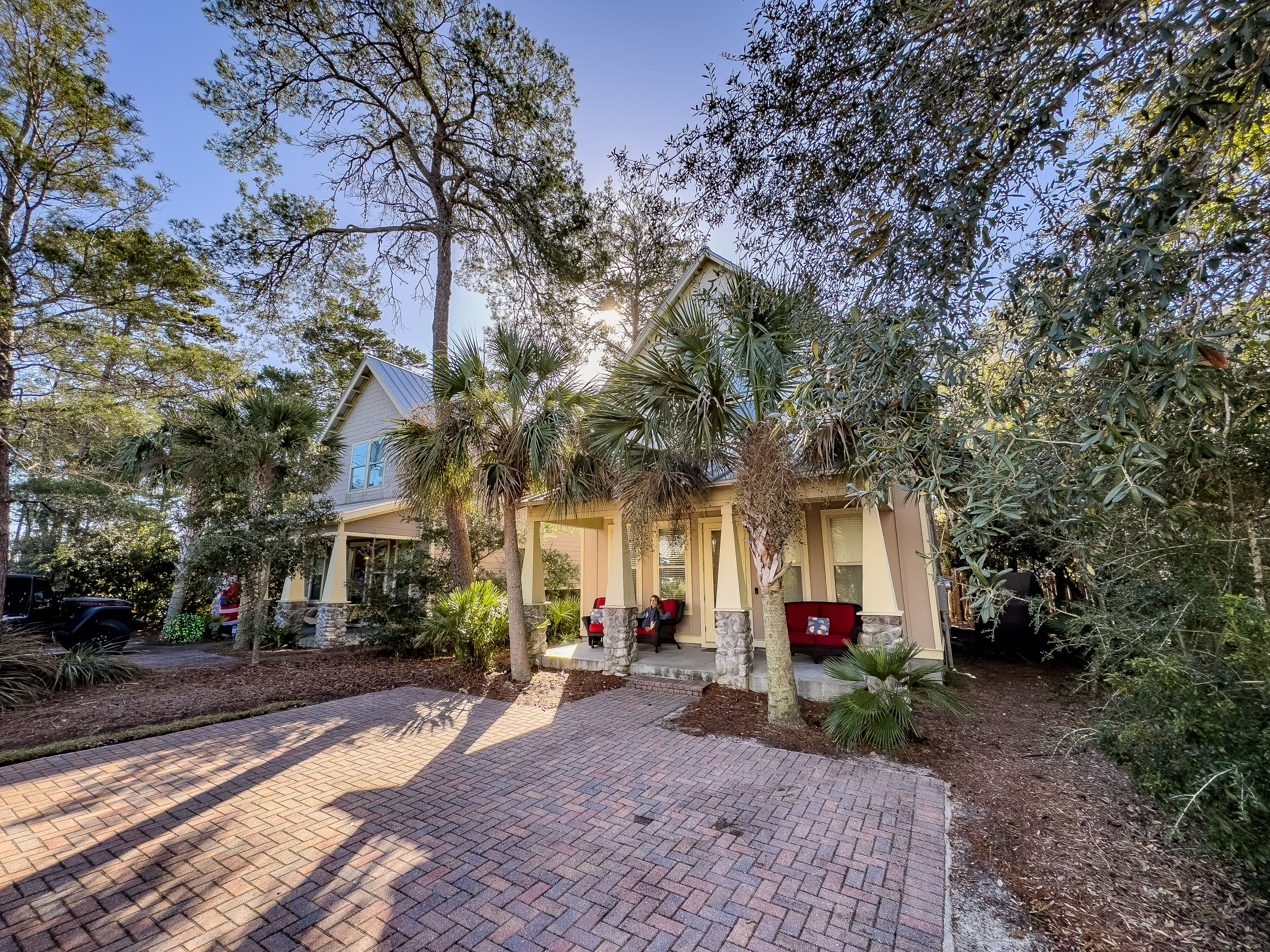 A Classic Beach Cottage on Classic Court in Gulf Place Steps from Beach!