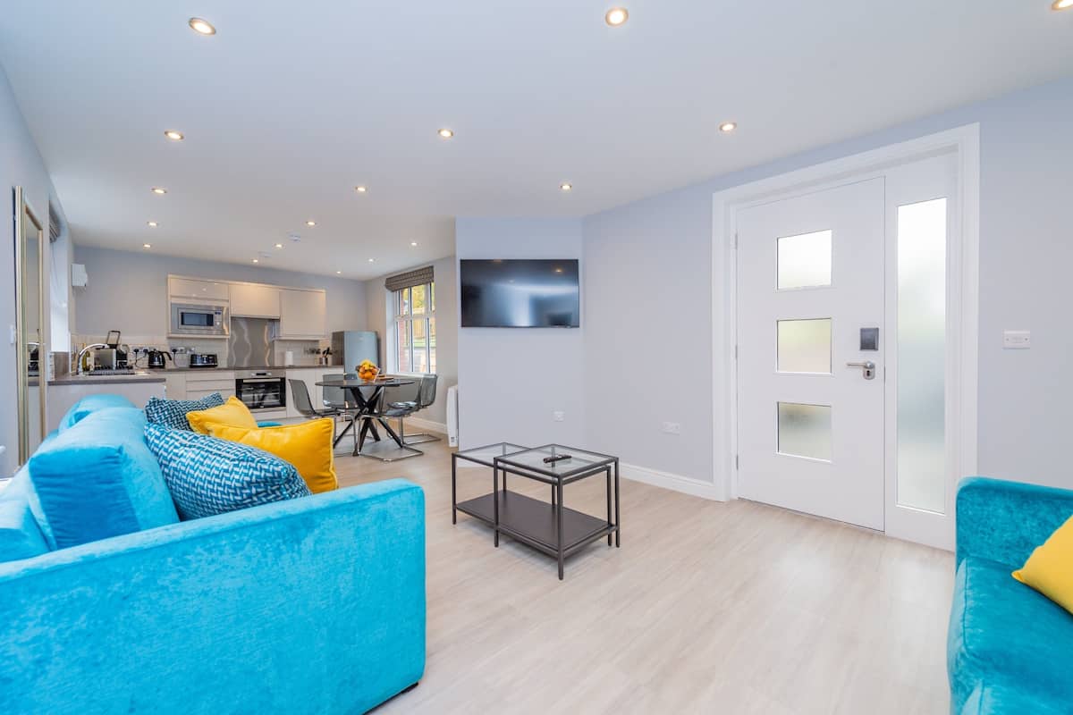 Executive Apartment, Multiple Beds, Non Smoking, Ensuite | 2 bedrooms, in-room safe, desk, iron/ironing board