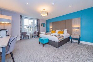 Caja de seguridad en la habitación y escritorio