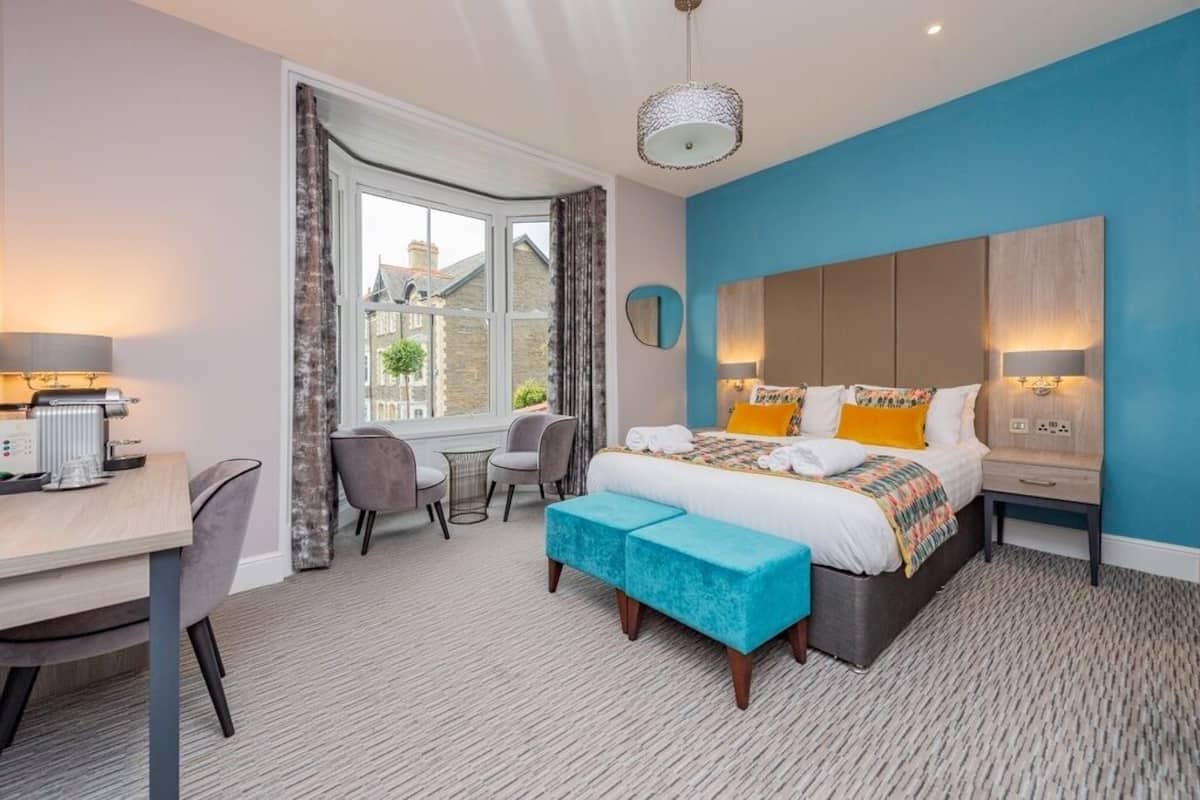 Exclusive Double Room, 1 King Bed, Non Smoking, Ensuite | 2 bedrooms, in-room safe, desk, iron/ironing board