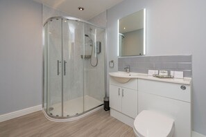 Executive Apartment, Multiple Beds, Non Smoking, Ensuite | Bathroom | Shower, rainfall showerhead, designer toiletries, hair dryer - Townhouse No.1 (Aberystwyth)