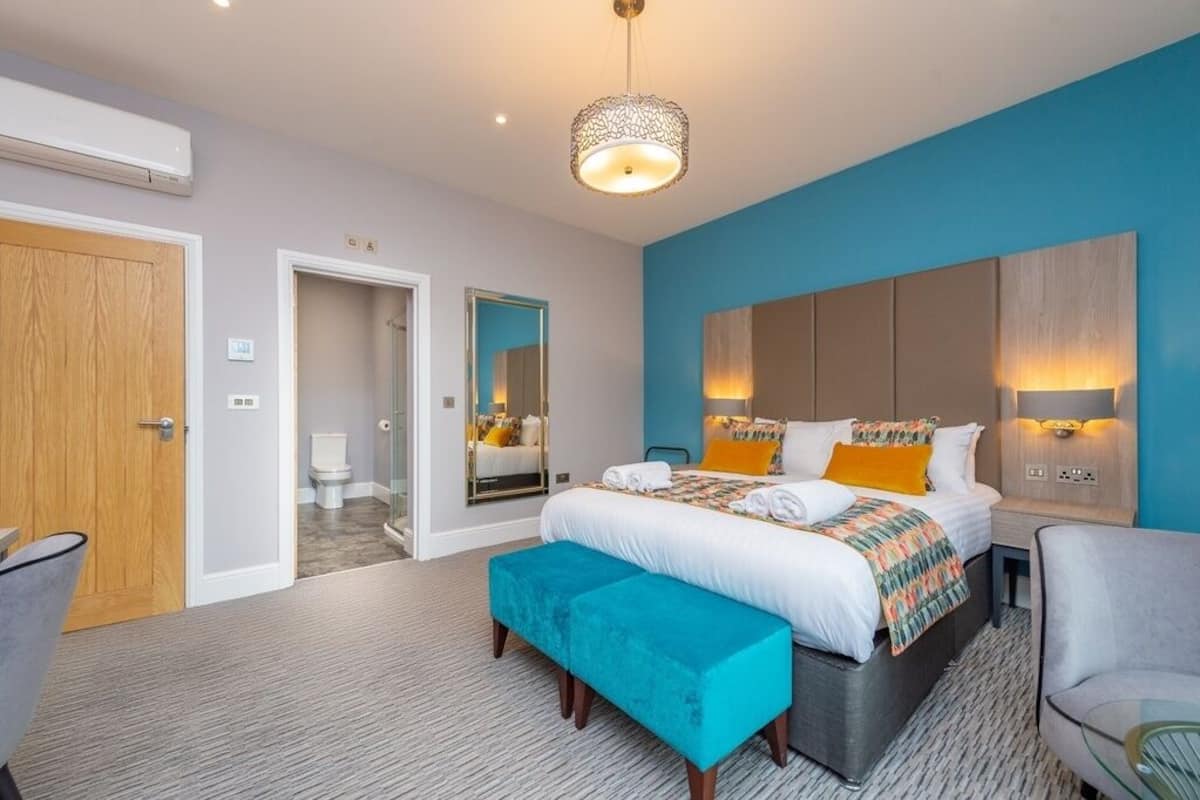 Exclusive Double Room, 1 King Bed, Non Smoking, Ensuite | 2 bedrooms, in-room safe, desk, iron/ironing board