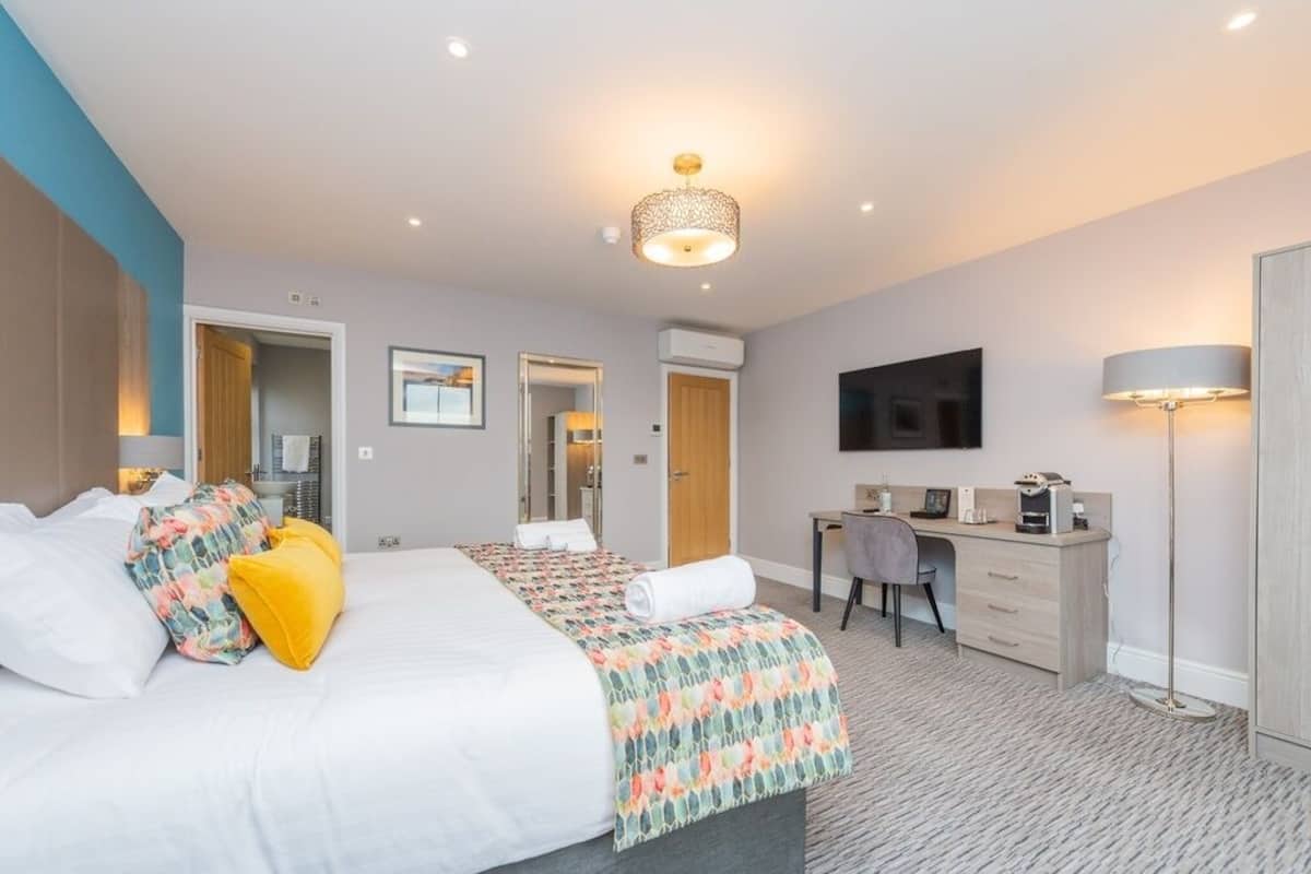 Executive Double Room, 1 King Bed, Non Smoking, Ensuite | 2 bedrooms, in-room safe, desk, iron/ironing board