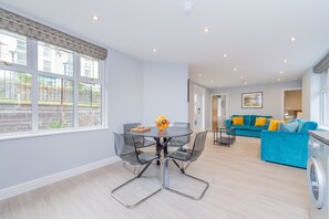 Departamento ejecutivo, varias camas, para no fumadores, baño en la habitación | Caja de seguridad en la habitación y escritorio