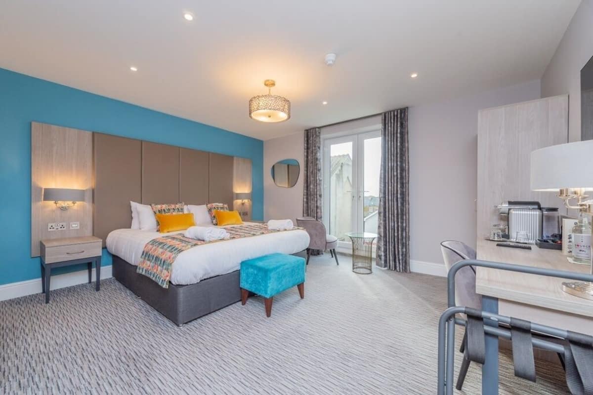Exclusive Double Room, 1 King Bed, Non Smoking, Ensuite | 2 bedrooms, in-room safe, desk, iron/ironing board