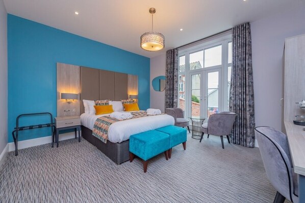 Habitación doble exclusiva, 1 cama King size, para no fumadores, baño en la habitación | Caja de seguridad en la habitación y escritorio