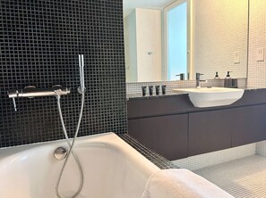 Bathroom - Luxurious 1bedroom Apartment in Dubai Difc (Dubai)