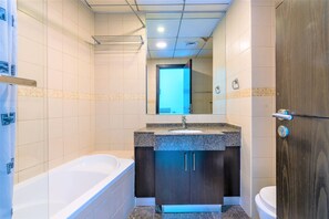 Apartamento (1 Bedroom) | Baño | Artículos de higiene personal de diseño, toallas, jabón y champú