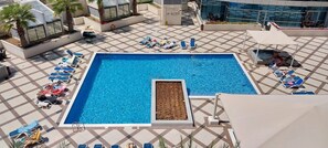 Outdoor pool - Gorgeous 1B With Balcony in Dubai Marina (Dubai)