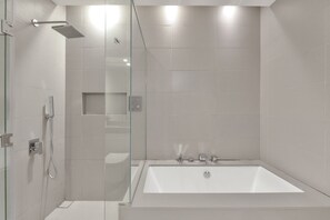 Bathtub - Gorgeous 2B Plus Maid With Balcony in City Walk (Dubai)