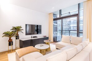 Living area - Gorgeous 2B Plus Maid With Balcony in City Walk (Dubai)