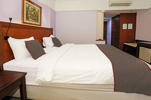 Basic-Suite | Schreibtisch, laptopgeeigneter Arbeitsplatz, schallisolierte Zimmer