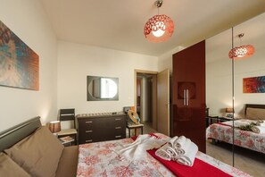 2 bedrooms, iron/ironing board, travel cot, bed sheets - Beautiful and comfortable apartment in Torre Pali near the sea (Torre Pali)
