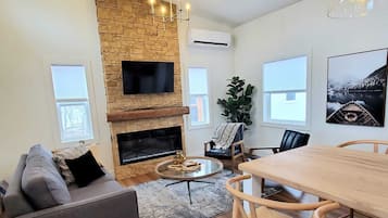 Smart TV, chimenea, libros