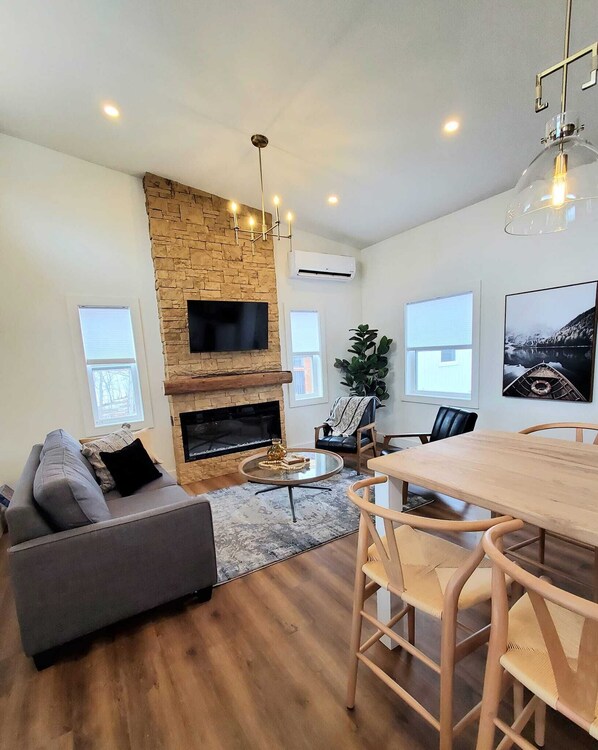 Smart TV, chimenea y libros 