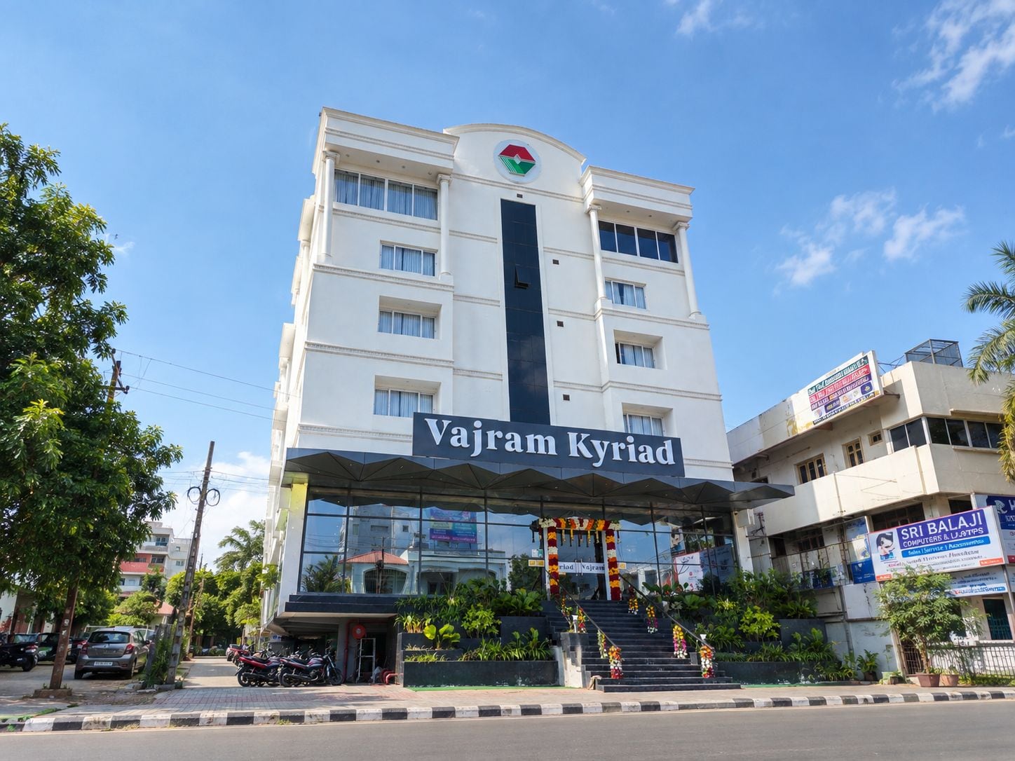 Un edificio de varios pisos con un letrero que dice 'Vajram Kyriad' en la entrada.