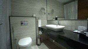 Un baño moderno con inodoro, lavabo y ducha.