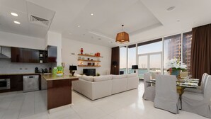 Una cocina moderna con comedor, sofá y vistas a la ciudad.