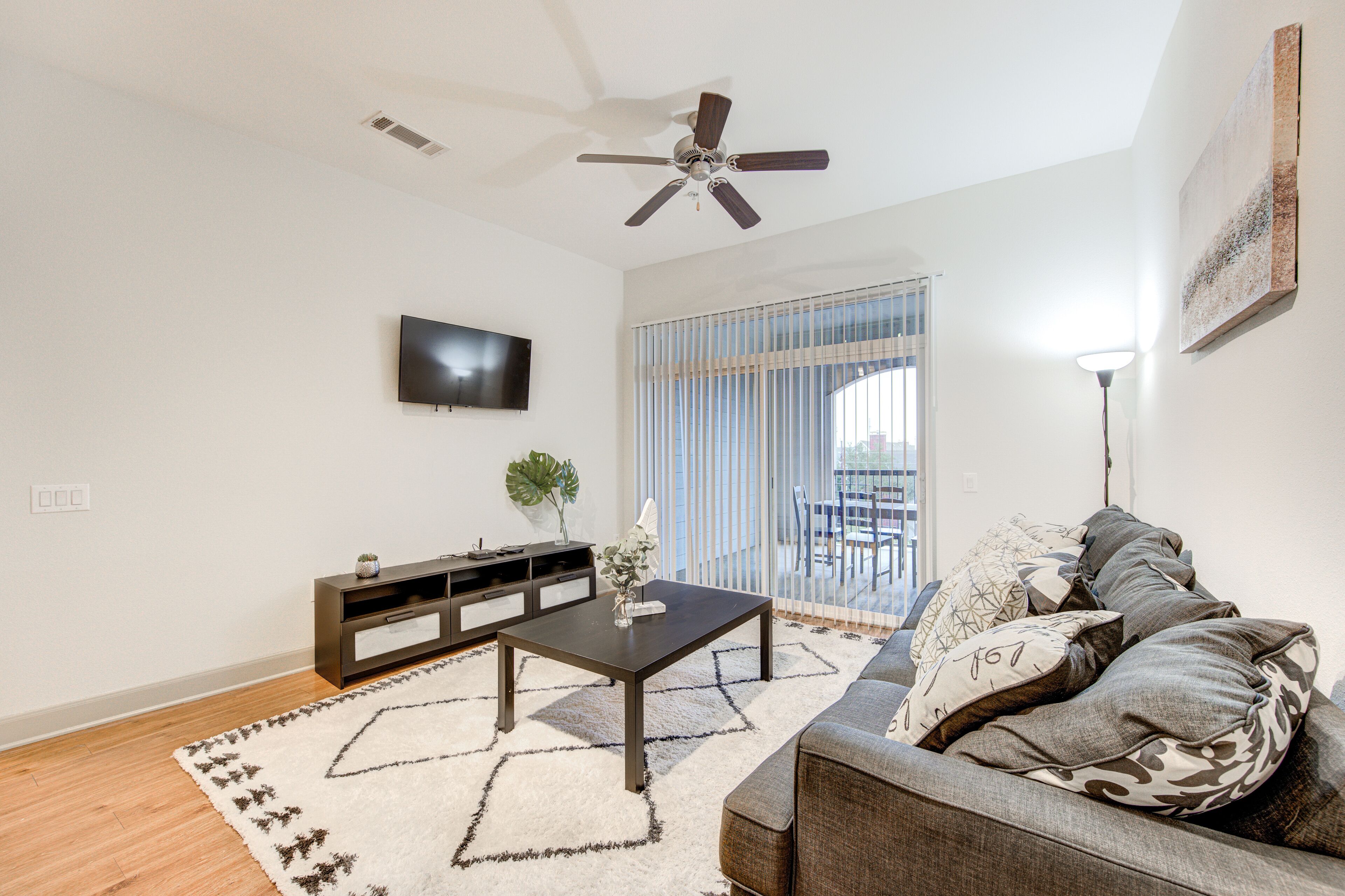 Resort-style Pool, Gym/Garage, 1Br, Medical Center