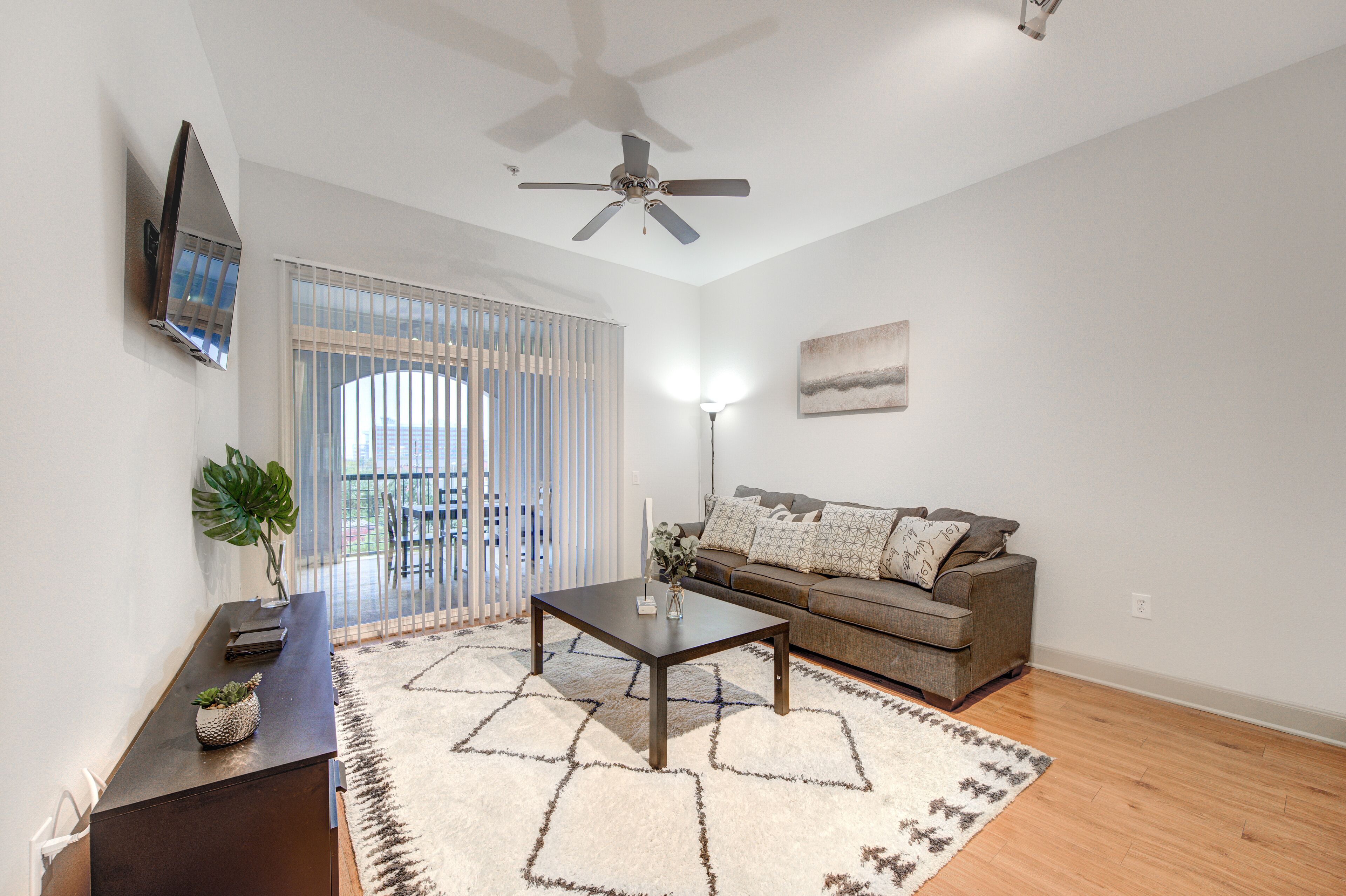 Resort-style Pool, Gym/Garage, 1Br, Medical Center