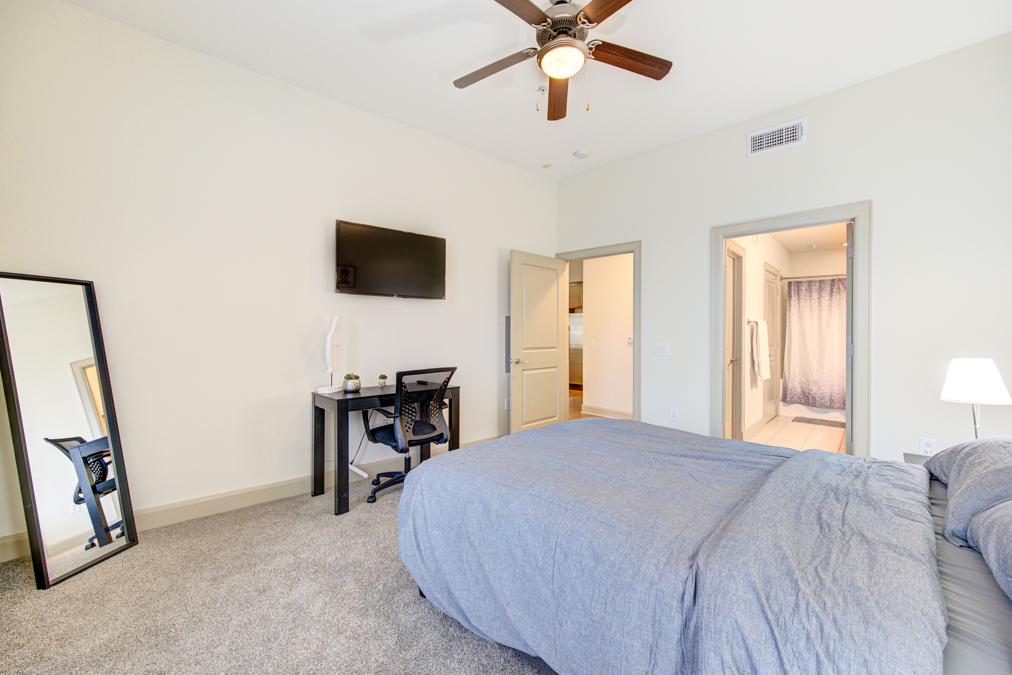 Resort-style Pool, Gym/Garage, 1Br, Medical Center