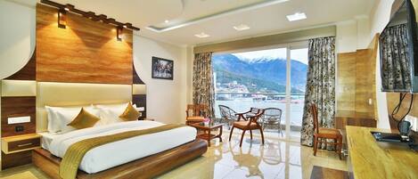 Desk, soundproofing, iron/ironing board, free WiFi