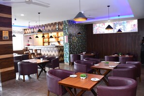 Bar (on property) - DHAULADHAR HILLS RESORTS (Dharamshala)