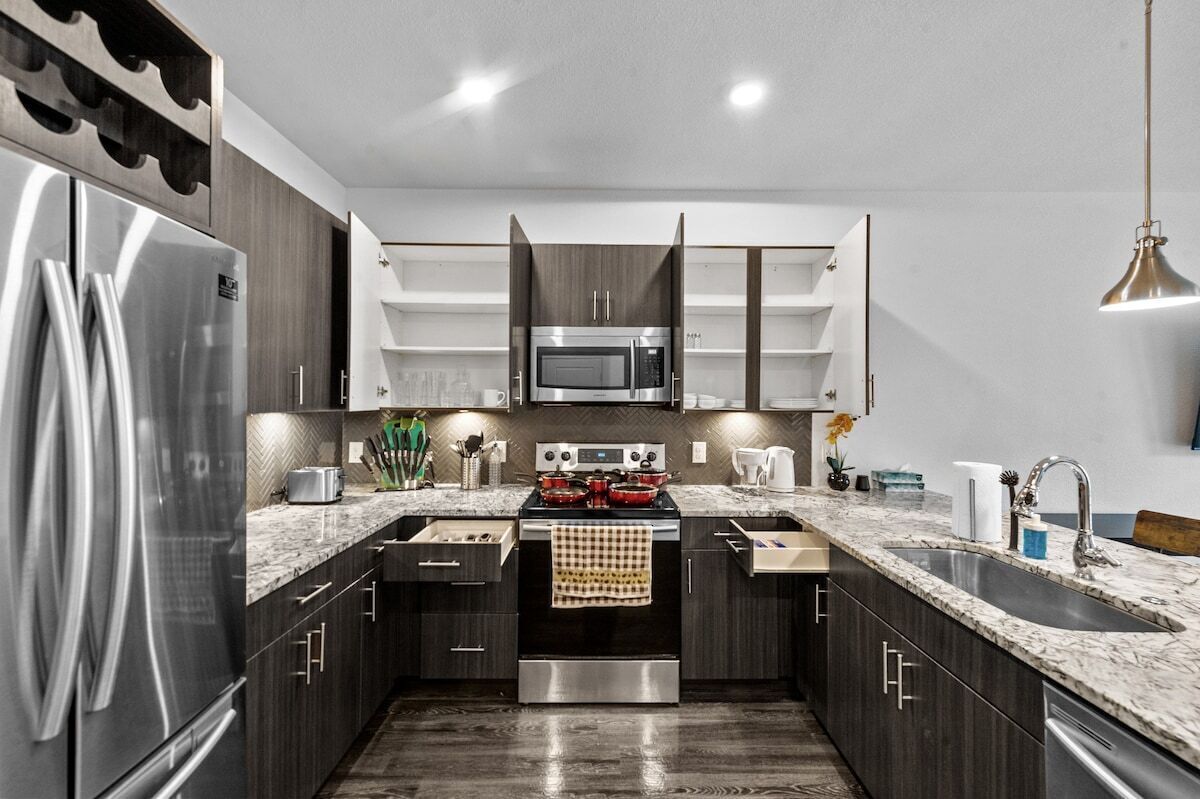 Apt 346 · Luxury King Suite/Pool | Free Parking | On Hwy121