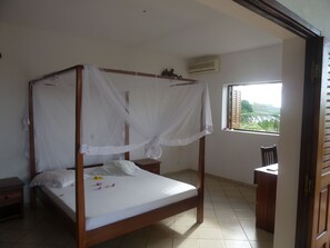 6 bedrooms, WiFi, bed sheets - Large vacation home, Nosy Be, sandy beach and private pool (NOSY BE)