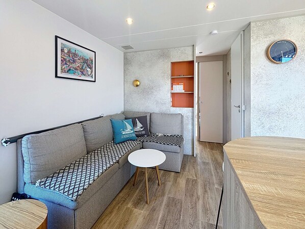 TV, table tennis - Luxury 3BR Mobile Home, 200m from Beach, Pool & Terrace - Sleeps 6 (Jullouville)